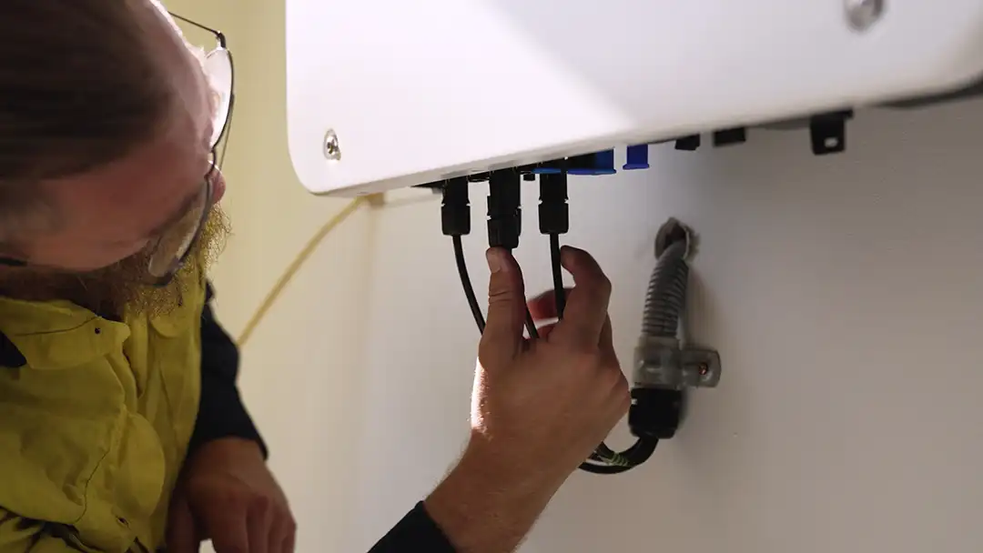 installer-connecting-cables-6